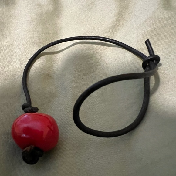 Simple adjustable bracelet-porcelain bead on leather - Picture 6 of 7